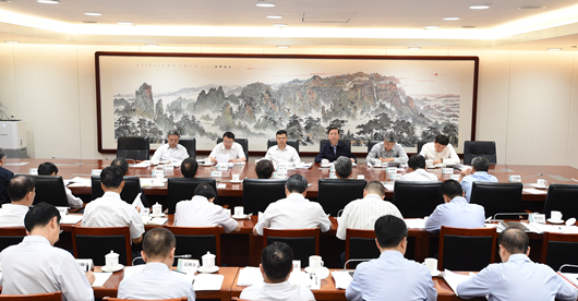 堅持在學懂弄通做實上下功夫、作表率